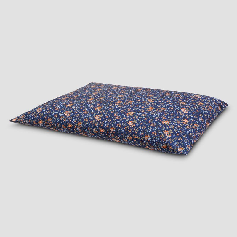 0002 PigletinBed CottageFloral CottonBedding Navy Pillow