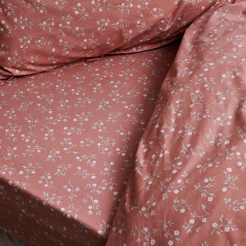 1200x1200 Web 0004 PigletinBed CottonBedding FittedSheet ApricotSpringSprig Lifestyle 1