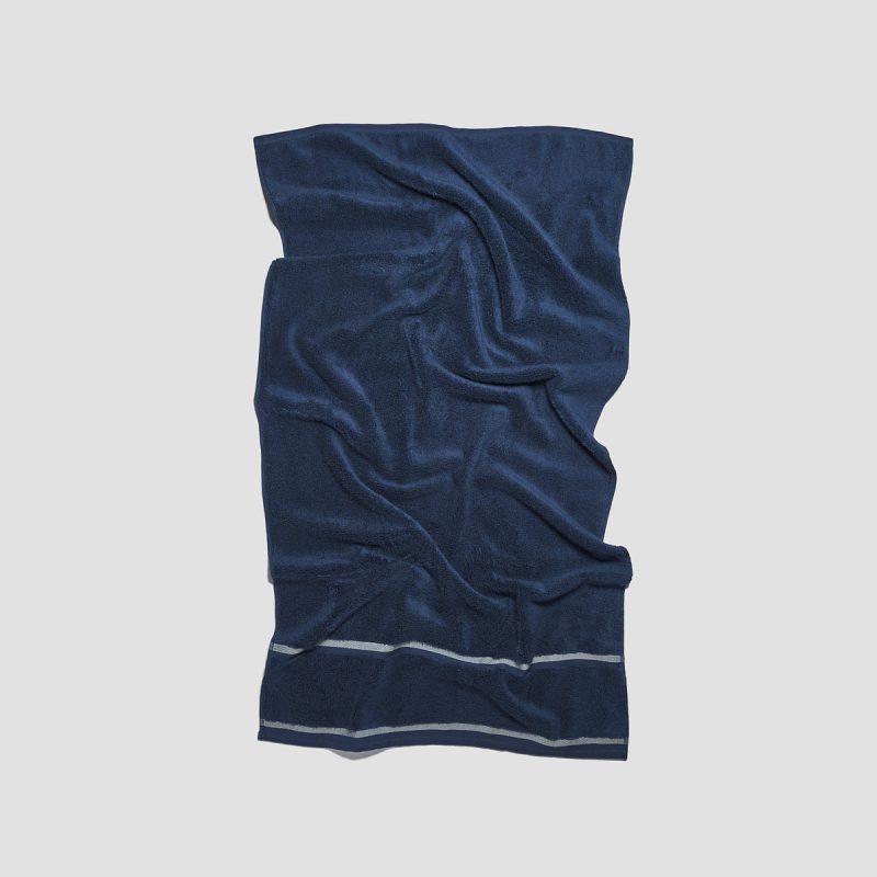 PigletinBed BathroomCollection BathTowel MoonlitBlue 2 greyBG efe7a62c 4a2f 46b5 b275 e2ffddf27c37